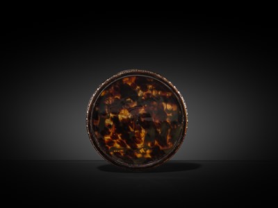 Lot 132 - A CARVED TORTOISESHELL ‘FIGURAL’ SNUFF BOX AND COVER, QING DYNASTY
