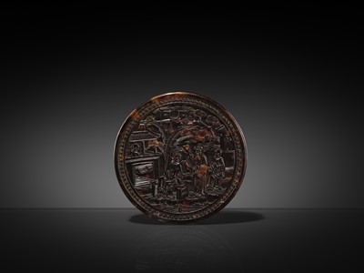 Lot 132 - A CARVED TORTOISESHELL ‘FIGURAL’ SNUFF BOX AND COVER, QING DYNASTY