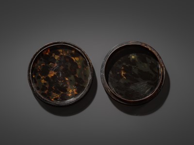 Lot 132 - A CARVED TORTOISESHELL ‘FIGURAL’ SNUFF BOX AND COVER, QING DYNASTY