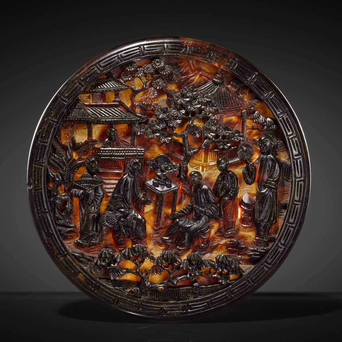 Lot 132 - A CARVED TORTOISESHELL ‘FIGURAL’ SNUFF BOX AND COVER, QING DYNASTY