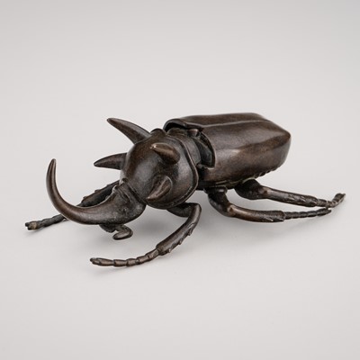 Lot 1455 - YASUNOSUKE: A BRONZE OKIMONO OF A RHINO BEETLE