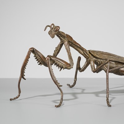 Lot 66 - YASUNOSUKE: A BRONZE ARTICULATED OKIMONO OF A PRAYING MANTIS