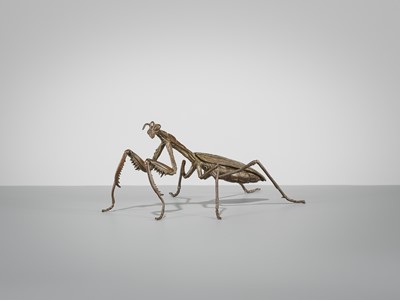 Lot 66 - YASUNOSUKE: A BRONZE ARTICULATED OKIMONO OF A PRAYING MANTIS