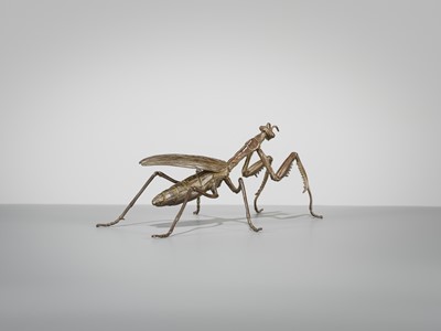 Lot 66 - YASUNOSUKE: A BRONZE ARTICULATED OKIMONO OF A PRAYING MANTIS