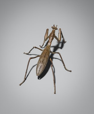 Lot 66 - YASUNOSUKE: A BRONZE ARTICULATED OKIMONO OF A PRAYING MANTIS