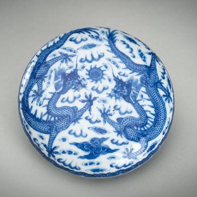 Lot 1750 - A BLUE AND WHITE PORCELAIN BOX WITH DRAGONS, REPUBLIC PERIOD