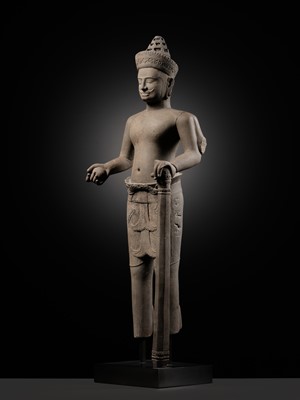 Lot 254 - A RARE AND IMPORTANT SANDSTONE FIGURE OF VISHNU, ANGKOR PERIOD, PRE-RUP STYLE