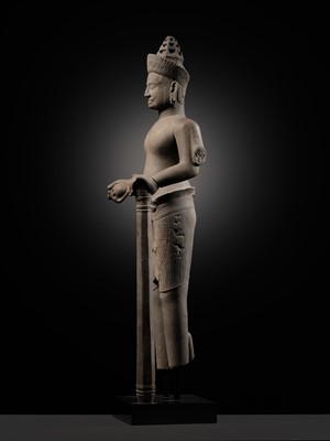 Lot 254 - A RARE AND IMPORTANT SANDSTONE FIGURE OF VISHNU, ANGKOR PERIOD, PRE-RUP STYLE