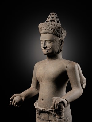 Lot 254 - A RARE AND IMPORTANT SANDSTONE FIGURE OF VISHNU, ANGKOR PERIOD, PRE-RUP STYLE