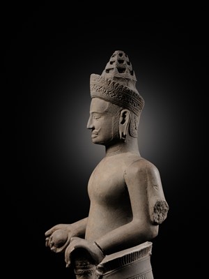 Lot 254 - A RARE AND IMPORTANT SANDSTONE FIGURE OF VISHNU, ANGKOR PERIOD, PRE-RUP STYLE