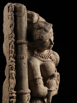 Lot 194 - A PINK SANDSTONE FIGURE OF A CELESTIAL BEAUTY, SURASUNDARI, 11TH CENTURY