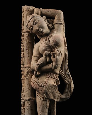 Lot 194 - A PINK SANDSTONE FIGURE OF A CELESTIAL BEAUTY, SURASUNDARI, 11TH CENTURY