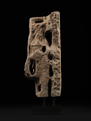 Lot 194 - A PINK SANDSTONE FIGURE OF A CELESTIAL BEAUTY, SURASUNDARI, 11TH CENTURY