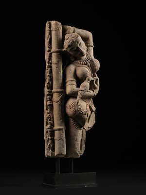 Lot 194 - A PINK SANDSTONE FIGURE OF A CELESTIAL BEAUTY, SURASUNDARI, 11TH CENTURY