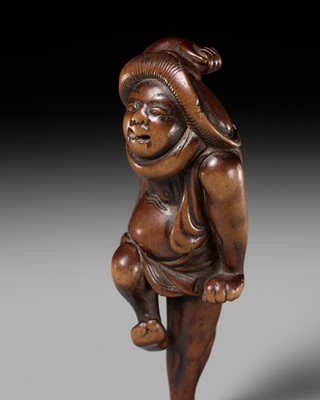 Lot 70 - A SUPERB WOOD NETSUKE OF A DANCING KUMOSUKE (ROAD PORTER)