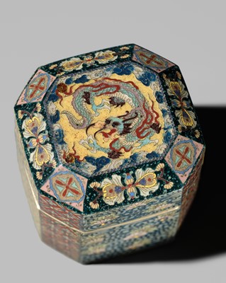 Lot 227 - NAMIKAWA YASUYUKI: A SUPERB MINIATURE CLOISONNÉ ENAMEL BOX AND COVER