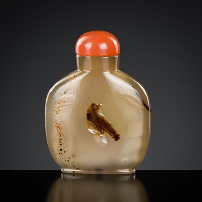 Lot 483 - A SHADOW AGATE ‘HAWK’ SNUFF BOTTLE, OFFICIAL SCHOOL, MID-QING DYNASTY