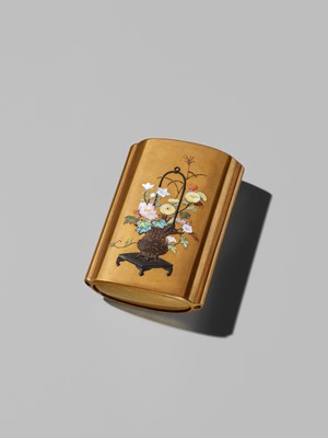 Lot 54 - A SUPERB GOLD-LACQUER SHIBAYAMA-INLAID FOUR-CASE SAYA (SHEATH) INRO DEPICTING A KARAKO AND HANAKAGO (FLOWER BASKET)