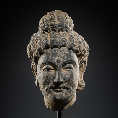 Lot 381 - A SMALL GRAY SCHIST HEAD OF BUDDHA, ANCIENT REGION OF GANDHARA