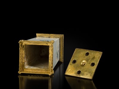 Lot 178 - AN IMPRESSIVE KAKIEMON ‘SAKE THIEF’ POT POURRI VASE AND COVER, THE MOUNTS BY ESCALIER DE CRISTAL, PARIS