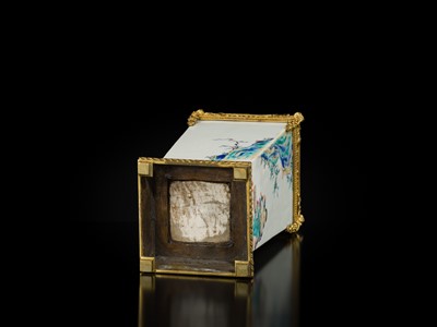 Lot 178 - AN IMPRESSIVE KAKIEMON ‘SAKE THIEF’ POT POURRI VASE AND COVER, THE MOUNTS BY ESCALIER DE CRISTAL, PARIS