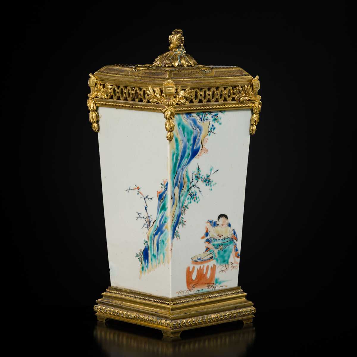 Lot 178 - AN IMPRESSIVE KAKIEMON ‘SAKE THIEF’ POT POURRI VASE AND COVER, THE MOUNTS BY ESCALIER DE CRISTAL, PARIS