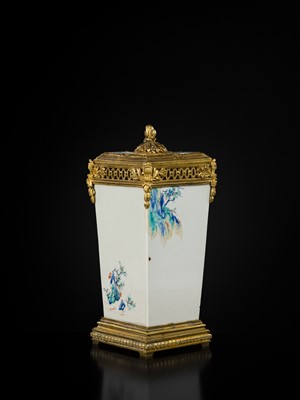 Lot 178 - AN IMPRESSIVE KAKIEMON ‘SAKE THIEF’ POT POURRI VASE AND COVER, THE MOUNTS BY ESCALIER DE CRISTAL, PARIS