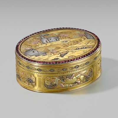 Lot 74 - AN ‘IMPERIAL TRIBUTE’ TWO-TONE GOLD AND SILVER SNUFF BOX, QIANLONG PERIOD