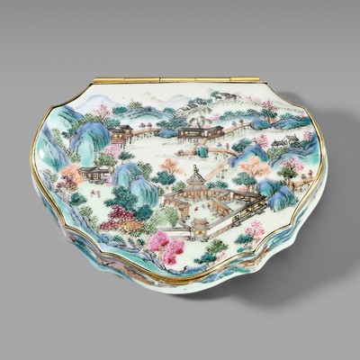 Lot 76 - AN IMPERIAL FAMILLE ROSE ‘EUROPEAN SUBJECT’ SNUFF BOX, QIANLONG PERIOD