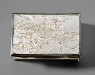 Lot 77 - AN ‘IMPERIAL TRIBUTE’ MOTHER-OF-PEARL ‘EROTIC’ SNUFF BOX, QIANLONG PERIOD