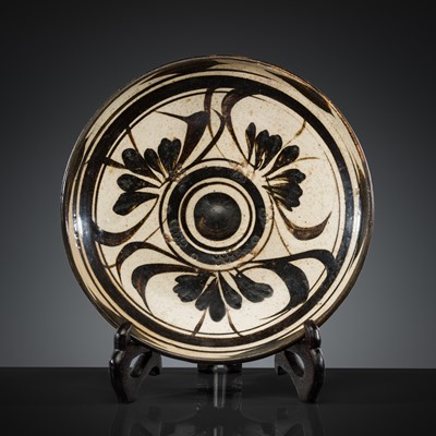 Lot 542 - A CREAM-GLAZED AND PAINTED CIZHOU DISH, SOUTHERN SONG DYNASTY, 12TH CENTURY