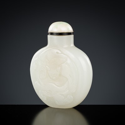 Lot 482 - A WHITE JADE ‘CHILONG’ SNUFF BOTTLE, 18TH CENTURY