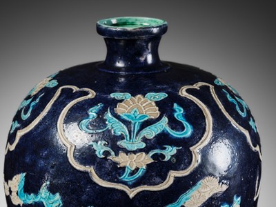 Lot 150 - A FAHUA ‘WINDSWEPT’ VASE, MEIPING, 15TH TO 16TH CENTURY
