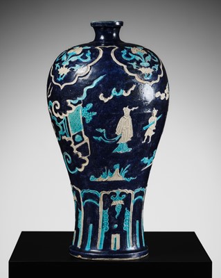 Lot 150 - A FAHUA ‘WINDSWEPT’ VASE, MEIPING, 15TH TO 16TH CENTURY