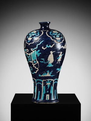Lot 150 - A FAHUA ‘WINDSWEPT’ VASE, MEIPING, 15TH TO 16TH CENTURY