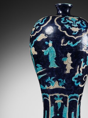 Lot 150 - A FAHUA ‘WINDSWEPT’ VASE, MEIPING, 15TH TO 16TH CENTURY