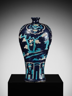 Lot 150 - A FAHUA ‘WINDSWEPT’ VASE, MEIPING, 15TH TO 16TH CENTURY