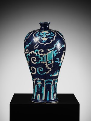 Lot 150 - A FAHUA ‘WINDSWEPT’ VASE, MEIPING, 15TH TO 16TH CENTURY