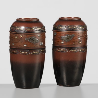 Lot 34 - JOMI EISUKE II: A FINE PAIR OF INLAID ‘MARINE LIFE’ BRONZE VASES