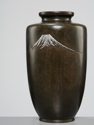 Lot 43 - A LARGE AND IMPRESSIVE SILVER INLAID BRONZE VASE DEPICTING MOUNT FUJI