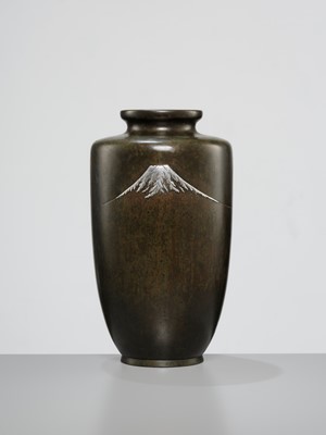 Lot 43 - A LARGE AND IMPRESSIVE SILVER INLAID BRONZE VASE DEPICTING MOUNT FUJI