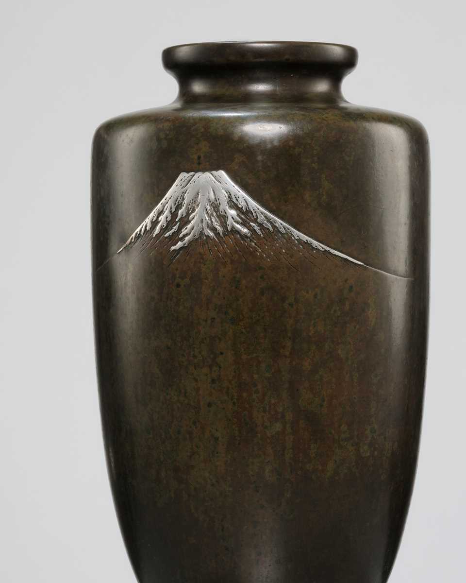 Lot 43 - A LARGE AND IMPRESSIVE SILVER INLAID BRONZE VASE DEPICTING MOUNT FUJI