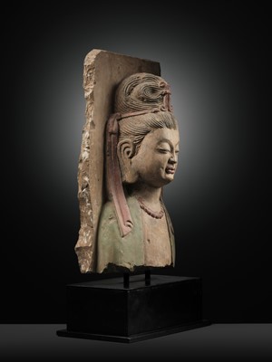 Lot 332 - A RARE PAINTED LIMESTONE RELIEF OF GUANYIN, NORTHERN WEI TO SUI DYNASTY