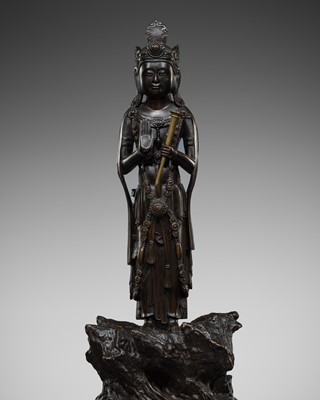 Lot 605 - A FINE BRONZE FIGURE OF GWANEUM (AVALOKITESHVARA), LATE JOSEON DYNASTY