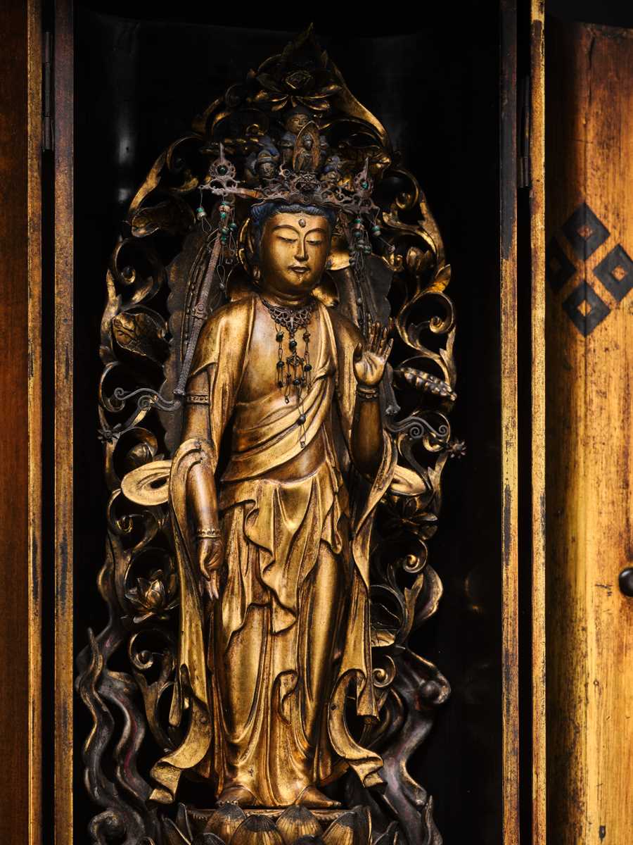 Lot 166 - A SUPERB GILT-LACQUERED WOOD ZUSHI (PORTABLE