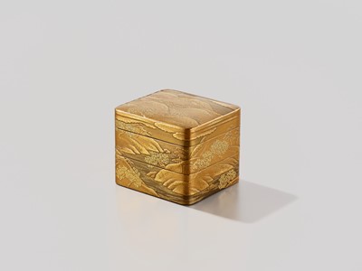 Lot 106 - A GOLD LACQUER JU-KOBAKO (SMALL TIERED BOX) AND COVER