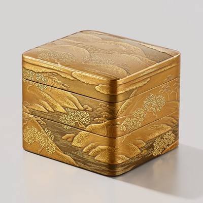 Lot 322 - A GOLD LACQUER JU-KOBAKO (SMALL TIERED BOX) AND COVER