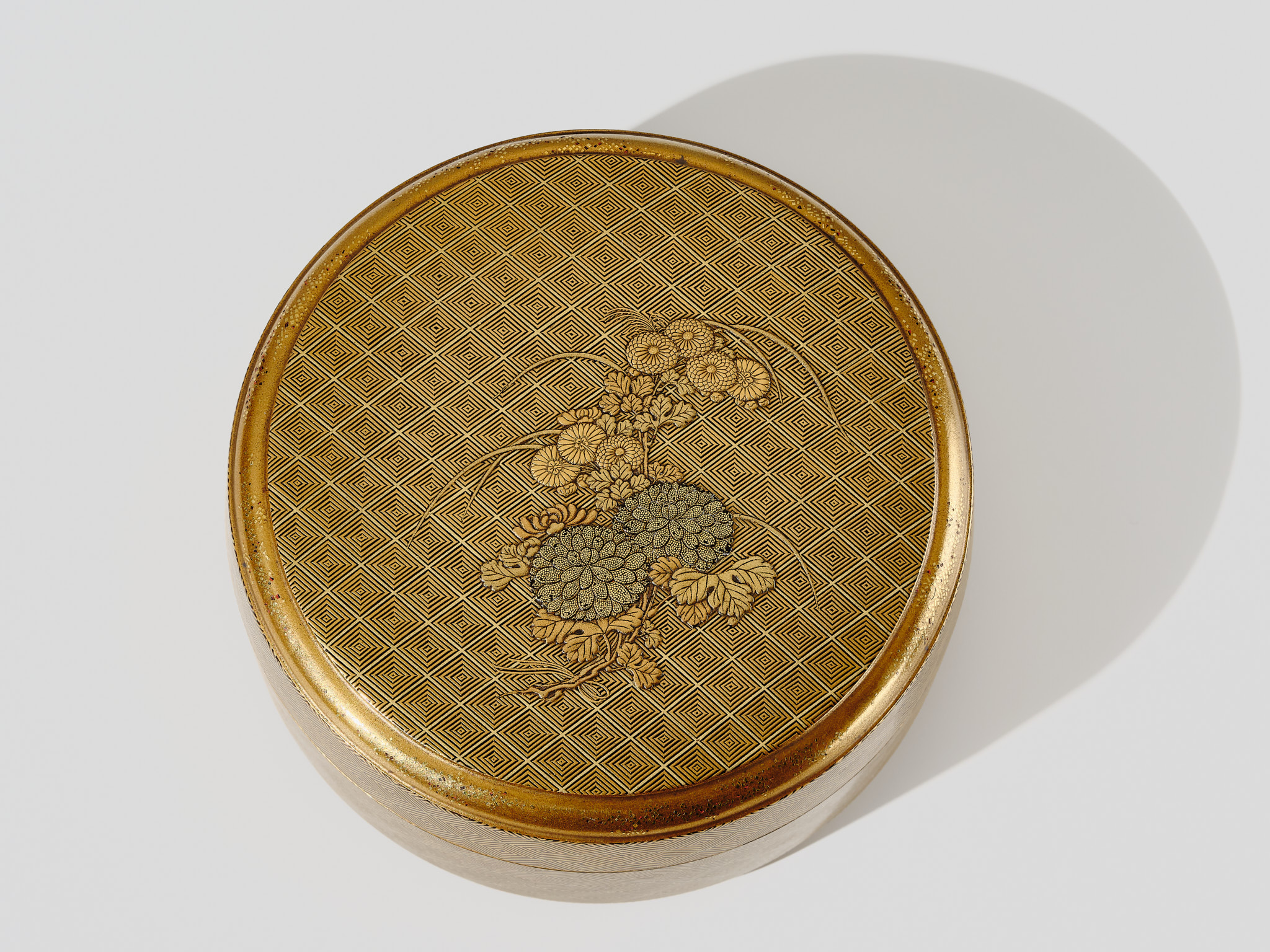 Lot 281 - A RARE AND SUPERB GOLD LACQUER BOX AND COVER