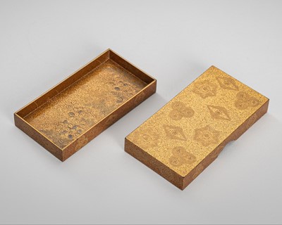 Lot 110 - A FINE LACQUER KOGO (INCENSE BOX) AND COVER WITH MON CRESTS