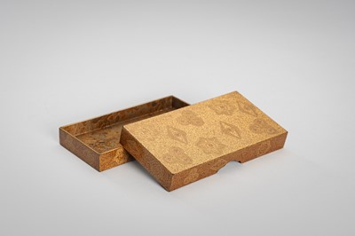 Lot 1563 - A FINE LACQUER KOGO (INCENSE BOX) AND COVER WITH MON CRESTS